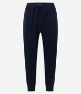Pijama largo masculino de la marca Viko, confeccionado en fleece de color marrón, con textura suave. Compuesto por remera de manga larga con cuello redondo y puños ajustados, y pantalón tipo jogger con cintura elástica con cordón de ajuste y bolsillos.