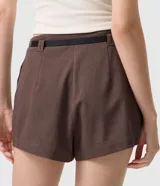 Short de sastrería color gris oscuro, de corte estructurado, tiro alto y largo mini, con pinzas delanteras y diseño evasé.