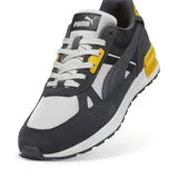 Championes urbanos Puma modelo Graviton Pro, con diseño inspirado en el running. Presentan una combinación de paneles en gris oscuro y gris claro, con detalles vibrantes en color naranja en los ojales, el talón y la pieza estabilizadora de la entresuela. Cuentan con suela blanca y cordones claros.