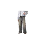 Pantalón de jean de corte holgado y pernera ancha, con efecto de lavado desgastado y tono marrón embarrado. Cuenta con cierre frontal asimétrico de botones, bolsillos delanteros de parche grandes y detalles de costuras visibles.