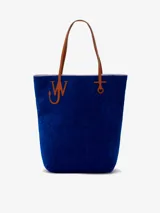 Bolso tote azul con textura de chenilla, ribete contrastante y logo de ancla JW Anderson. Tiene dos correas de hombro planas, compartimento principal con bolsillos internos y forro completo.