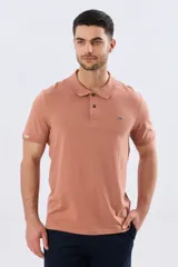 Remera polo de manga corta en color azul melange, con cuello camisero, cierre frontal de dos botones y pequeño bordado en el pecho.