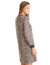 Camisón de manga larga con puños, escote redondo y cierre frontal con botones. Presenta un diseño estampado de animal print en tonos tierra y negro.