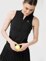 Musculosa deportiva negra de calce ajustado, con cuello alto y medio cierre frontal. Presenta costuras reforzadas y logo reflectante en el pecho, diseñada con tecnología de secado rápido para mayor frescura durante la actividad física.