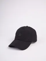 Gorro tipo béisbol negro con diseño acolchado de flores y parche con la letra "R" en el frente.