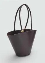 Bolso shopper negro con doble asa corta y cierre de mosquetón. Incluye un pequeño bolso interior de tela y forro interior.