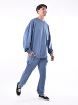 Buzo negro de corte holgado, con cuello redondo y mangas largas.