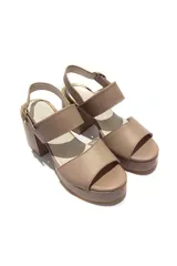 Sandalia de cuero color visón con plataforma y taco cuadrado. Ajuste con hebilla dorada lateral.