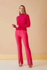 Pantalón de vestir fucsia, de corte recto y tiro alto, con bolsillos laterales y cierre invisible.
