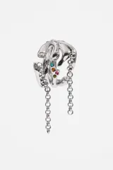 Par de aros asimétricos plateados con diseño abstracto y cadena colgante. Uno es un ear cuff y el otro es un aro con cierre de mariposa.