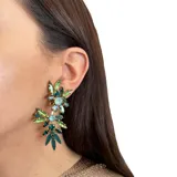 Aros colgantes hechos a mano con cristales Swarovski verdes y celestes, engarzados en bronce con baño de plata. Se ajustan con clip.