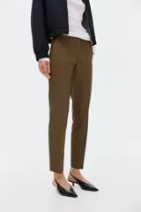 Pantalón cigarette color marrón, confeccionado en tejido elástico, con tiro estándar, bolsillos al bies y piernas ajustadas con raya marcada.