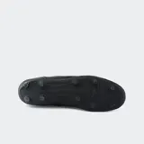 Championes de fútbol Umbro modelo Touch FG, color negro, con tapones moldeados para césped firme (FG). Presentan un diseño acolchado en la capellada y el logo Umbro en relieve en el lateral.