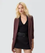 Blazer sastrero alargado color bordó de Blue Steel, confeccionado en poliéster con elastano y forro de poliéster. Presenta solapas clásicas, mangas largas fruncidas y diseño estructurado.