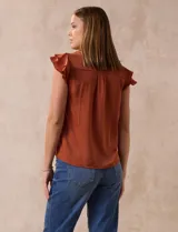 Camisa azul marino de satén, marca Alex & Lili. Cuello con solapa y escote en V. Apertura central con botones y sisas con volados.