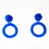 Aros colgantes con forma de argolla, realizados artesanalmente con cuentas de cristal azul.