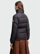 Campera de plumas Moncler modelo Dourbe, color negro, con cuello alto, cierre frontal y diseño acolchado.