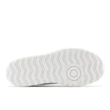 Championes New Balance modelo CT302LT, de cuero blanco con detalles en verde en el talón y beige en la lengüeta.