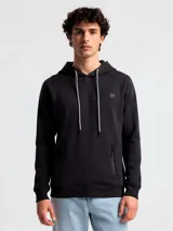 Buzo tipo canguro color negro con capucha, cordones ajustables en contraste, bolsillos frontales con cierre y detalle de logo pequeño en el pecho.