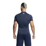 Remera deportiva azul marino de manga corta, corte ajustado y logo de Umbro estampado en el pecho.