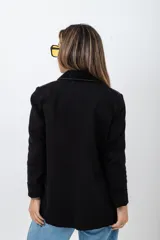 Camisa negra de tejido de punto en lana con detalles en cuero en la parte superior.