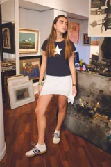 Minifalda blanca con elástico en la cintura, ruedo irregular y picos en el lateral.