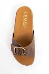 Sandalias de cuero color marrón de la marca Lemon, con tira ancha ajustable mediante una hebilla metálica redonda y suela de corcho con base texturizada.
