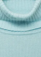 Jersey de punto acanalado en color turquesa, con cuello alto vuelto y diseño ajustado de manga larga.