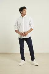 Camisa celeste de algodón con cuello abotonado, manga larga con puños abotonados y bolsillo en el pecho. Corte clásico.