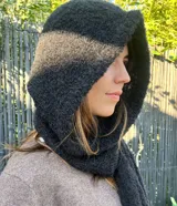 Bufanda con capucha tejida de lana color marrón.