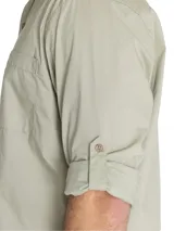 Camisa manga larga color verde oliva, confeccionada en popelina 100% algodón orgánico. Cuenta con cuello camisero, cierre frontal con botones de madera, bolsillo en el pecho con logo bordado y mangas ajustables con botones.