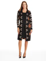 Vestido midi de tejido de punto con diseño integrado que simula un conjunto de vestido negro liso con cárdigan largo estampado. Presenta escote redondo, manga larga y corte recto.