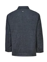 Chaqueta tipo blazer RKF modelo Lewis, color azul navy con patrón de espiga. Cuenta con cierre frontal de tres botones, solapas clásicas, bolsillos frontales con solapa y bolsillos interiores. Confeccionada en mezcla de lana y relleno térmico reciclado.