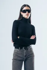 Polera de algodón de calce ajustado al cuerpo, con cuello alto y mangas largas.