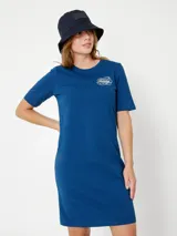 Vestido azul de algodón con cuello redondo y mangas cortas. Presenta logo de Tommy Hilfiger bordado en el pecho y en la manga.