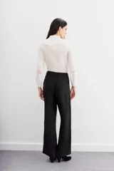 Pantalon palazzo de tiro alto, confeccionado en tejido de cupro y viscosa con textura sedosa. Presenta un diseño de corte recto con caída fluida, largo al piso y bolsillos laterales.