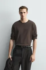 Camiseta de manga larga con corte relajado, confeccionada en algodón con acabado mercerizado y cuello redondo acabado en rib.