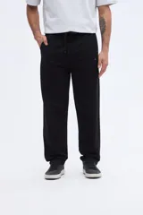 Pantalón de jogging negro de felpa sin frisa, confeccionado en 100% algodón, de corte relajado y diseño liso.