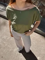 Remera verde militar de cuello bote amplio y mangas cortas holgadas.