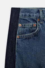 Jeans wide leg de tiro medio y corte recto de Zara, con efecto lavado y detalle de paneles de denim oscuro a contratono en los laterales. Cuenta con bolsillos clásicos y botamangas con vuelta.