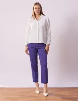 Camisa azul marino de gasa, marca Sioni. Cuello con solapa y abertura central con botones. Manga larga con puño y botón.