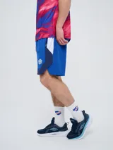 Bermuda deportiva Umbro del Club Nacional de Football, modelo Pro Training, de color azul marino con detalles blancos en el dobladillo. Presenta el escudo del club en una pierna y el logo de la marca en la otra.