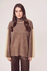 Sweater celeste de punto con cuello alto y mangas largas.