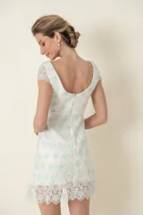 Vestido corto blanco con flores bordadas en color celeste y rosa.