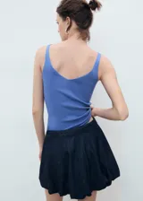 Top de punto fino color azul, sin mangas, con escote en pico y diseño entallado de tirantes finos.