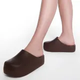 Sandalias tipo zueco de plataforma alta Melissa modelo Free Clog Up, color marrón con diseño liso y terminación mate.