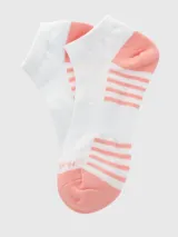 Calcetín deportivo corto de algodón, color blanco con detalles en rosado en el talón y la puntera, y diseño de rayas horizontales.