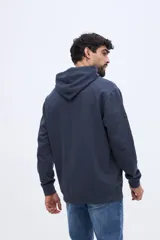Canguro Brooksfield de algodón color azul marino, con capucha ajustable con cordones, bolsillo tipo canguro frontal y pequeño logo estampado en el pecho.
