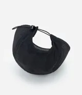 Gorra deportiva de poliamida con visera curva, paneles laterales microperforados para mayor ventilación y regulador trasero ajustable.