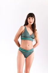 Conjunto de bikini azul con elástico debajo del busto y en la cintura, con detalles de rayas horizontales en tonos naranja, blanco y azul.